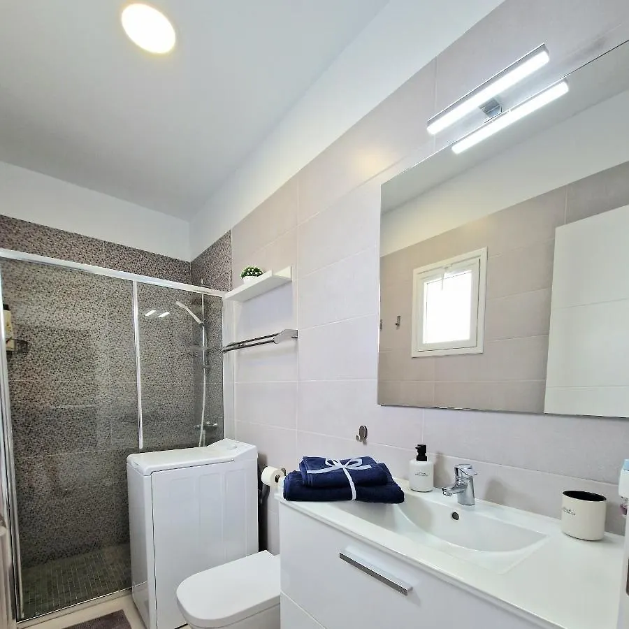Habitacion Privada En Apartamento Moderno Compartido Cerca De La Playa Y Aeropuerto Hotel San Isidro  Guest house San Isidro (Tenerife)