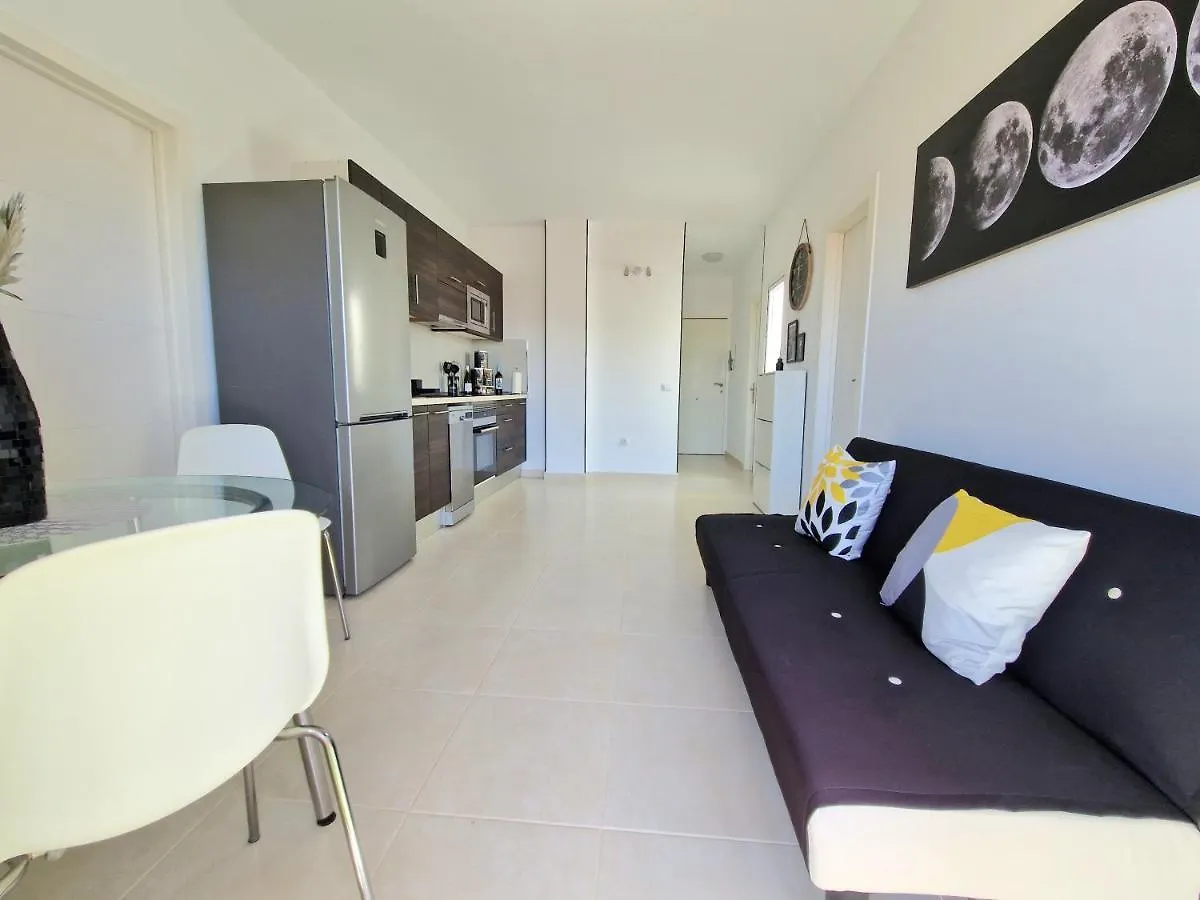 Guest house Habitacion Privada En Apartamento Moderno Compartido Cerca De La Playa Y Aeropuerto Hotel San Isidro  Spain