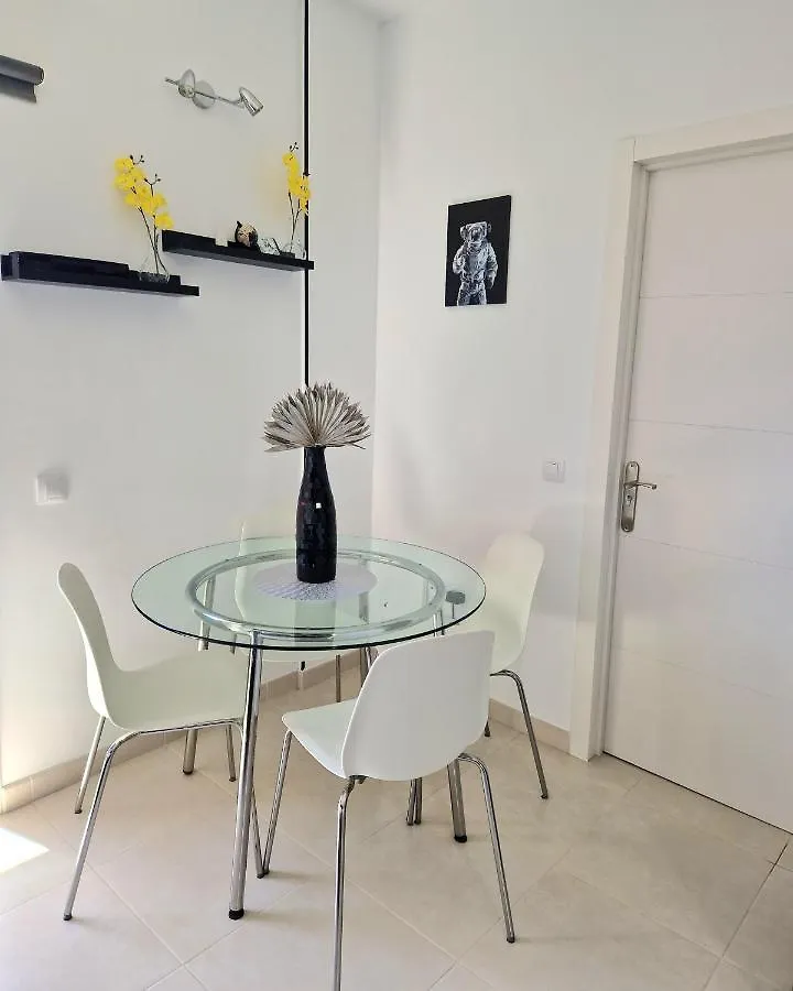 Guest house Habitacion Privada En Apartamento Moderno Compartido Cerca De La Playa Y Aeropuerto Hotel San Isidro  Spain