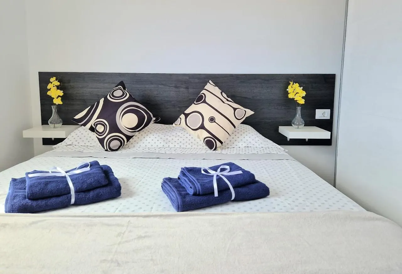 Guest house Habitacion Privada En Apartamento Moderno Compartido Cerca De La Playa Y Aeropuerto Hotel San Isidro  Spain